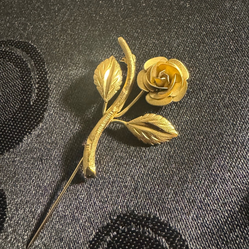 Set of 3 vintage items.
2 rose brooches, one set of double sided earrings.